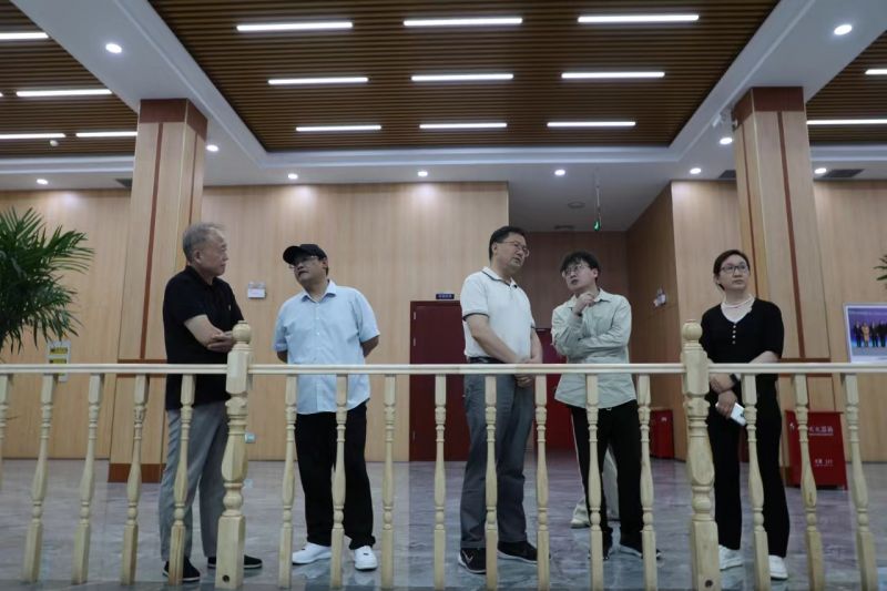 工信部產(chǎn)業(yè)政策與法規(guī)司原巡視員、先進(jìn)制造商學(xué)院總裁四班班主任辛仁周一行到順成集團(tuán)走訪
